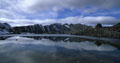 <center>
Le ciel s'est couvert. Au pied du refuge Victor<br>
Emmanuel, le petit lac est presque entièrement gelé. refuge victor emmanuel reflets lac alpes rand paradis 